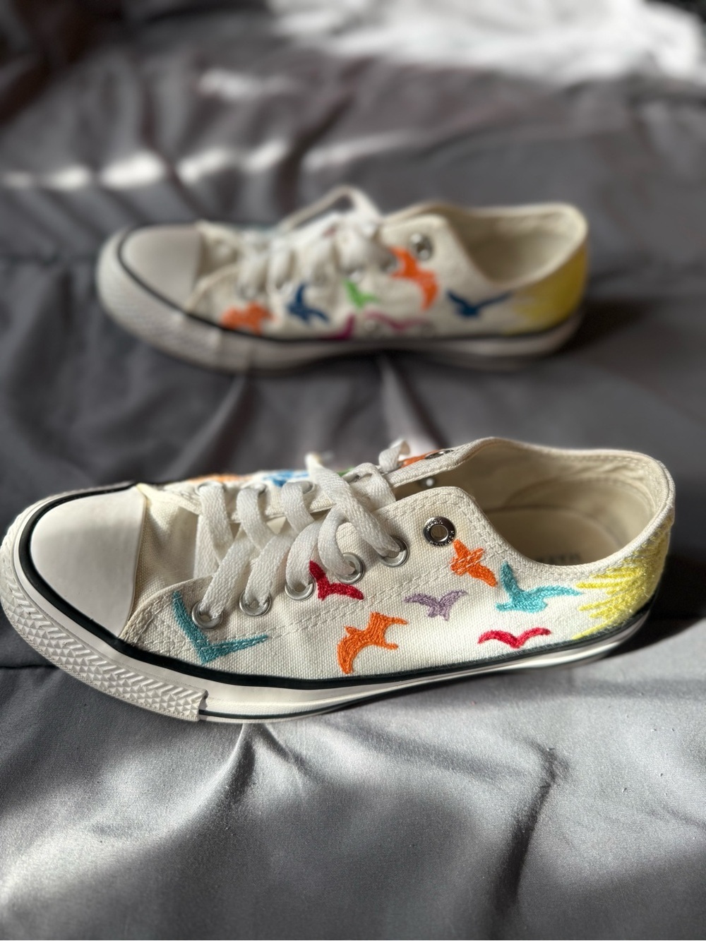 Converse White Low-Top Sneakers with Multicolor Bird Embroidery - Picture 6 of 11